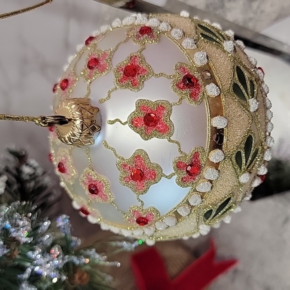 Stunning Vintage Glass Ornament Glittering Floral Detail - Picture 3 of 9